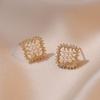 Aretes para Mujer Estilo Japonés y Coreano Celebridad de Internet Diseño de Nicho Sentido de la Moda Simple Elegante Flor de Cuatro Hojas Aretes de Zirconia para Mujer