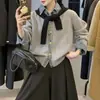 Suéter casual de malha com color-blocking estilo francês 2026 outono/inverno, com retalhos em jeans, imitando duas peças, cardigã elegante com gola virada para mulheres