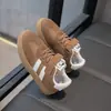 Zapatilla infantil 2025 Primavera y Otoño Nuevo Niños Versátil Antideslizante Transpirable Zapatos de Tabla para Estudiantes Zapatos de Entrenamiento Alemanes de Suela Blanda para Niños