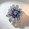 Nuevos Accesorios Cheongsam Estilo Clásico Broche de Zirconia Colorida para Mujer Sentido de Alta Gama Estilo Noble Corsage Pin Decorativo Regalo