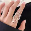 Impresionante anillo de diamantes vintage, diseño de nicho retro exquisito de lujo ligero con un toque de alta gama y artesanía intrincada