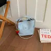 Bolso Cubo de Verano 2026 Nuevo Estilo para Mujer, Bolso con Patrón Tejido, Diseño de Nicho, Color Sólido a la Moda, Bolso Cruzado Personalizado para Hombro