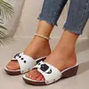 Nuevas sandalias de mujer de comercio exterior transfronterizo con suela gruesa, hebilla, remaches y tacón de cuña abierto para la playa