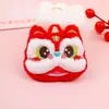 Bordado de Dibujos Animados León Despertando Colgante de Peluche Festivo de Año Nuevo DIY para Zapatos Bolsas Ropa Accesorios para el Cabello Puesto Accesorios de Caja de Regalo Suministros