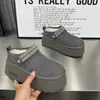 Chinelos de algodão com sola grossa femininos para outono e inverno de 2026, estilo novo, couro e pele integrados, para usar ao ar livre, com aumento de altura, bico fechado, pantufa meia de fleece grossa
