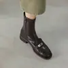 Botas Finas Fashionáveis Estilo Britânico com Fivela de 3,5 cm Outono e Inverno 2025 Novas Botas Curtas com Bico Redondo e Salto Grosso com Zíper Lateral para Mulheres