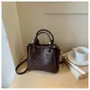 Nuevo modelo de comercio exterior, bolso de mano simple con patrón tejido, bolso de hombro versátil de nicho, bolso cruzado casual vintage de cuero PU