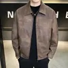 Nova jaqueta de couro para primavera e outono, casaco de couro masculino no estilo retro americano de motociclista, jaqueta baseball masculina de camurça com gola de lapela