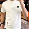 Camiseta casual de moda estilo europeo con cuello alto y manga corta para hombre, tendencia de verano, marca, lujo ligero, insignia de logo de triángulo, top de manga corta