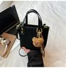Bolsa Saco Texturizada Única para Mulheres 2025 Nova Moda Retro Bolsa de Mão de Alta Qualidade Versátil Bolsa de Ombro Transversal Tendência