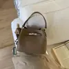 Bolsa Pequena Super Popular de Inverno 2025 Transfronteiriça com Toque de Luxo, Bolsa de Ombro Transversal Modelo Balde Moda Retrô Feminina