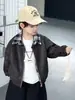 Conjunto de Primavera y Otoño para Niños: Chaqueta de Cuero Falsa de Dos Piezas con Cuello de Camisa, Estilo Coreano, Abrigo Elegante y Moderno para Niños, Tops para Niños Pequeños, Comercio Exterior