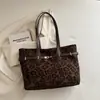 Bolso de mano de lunares de moda para mujer, nueva colección 2026, bolso de hombro de gran capacidad para el trabajo, bolso tote vintage de gamuza
