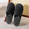Pantuflas desechables de hotel, rayadas de forro polar de coral, antideslizantes, engrosadas, para uso en hoteles, casas de huéspedes y hogares, venta al por mayor desde el fabricante