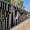 Cercado de aleación de aluminio con veta de madera hecho a medida para jardines exteriores de villas, diseñado para exportación
