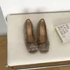 Sapatilhas quadradas estilosas e com aparência doce, de salto baixo, com palmilhas ocultas que aumentam a altura, sapatilhas versáteis 2026, sapatos de vovó, outros estilos em estoque