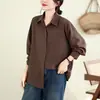 Foto real de una camisa casual coreana relajada y de corte holgado, un top versátil, una camisa de manga larga y una prenda exterior de lunares para mujer