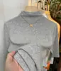 Moda Estilo Coreano Redutor de Idade Gola Meia-Alta Manga de Cinco Pontos Camiseta Feminina Outono 2026 Novo Emagrecedor Valoriza o Corpo Cor Sólida Top Tendência
