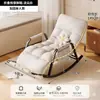 Silla mecedora de lujo ligero, acolchada suave, para ocio con rodillos masajeadores de pies, perfecta para uso doméstico, ofreciendo reclinación cómoda y una siesta relajante por la tarde; disponible para venta al por mayor