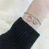 Pulseira de rosto sorridente vazado da moda coreana feminina simples redonda em inglês Marca Vento Frio corrente de contas esféricas joia nova 2022