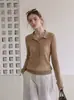 Nuevo estilo de principios de otoño top ajustado con diseño hueco, suéter de punto acanalado de manga larga con cuello polo estilo coreano para mujer