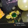 Brincos de Peônia de Luxo Europeus e Americanos Versa Joias Femininas Banhado a Ouro Luxo Leve Anel de Cristal Zircônia Esmeralda