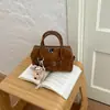 Nova Bolsa de Mão Redonda de Pelúcia Feminina de Nicho Fofa com Pingente de Urso Bolsa Transversal Casual Mini Bolsa Almofada Atacado