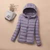 Precio al por mayor 2023 Invierno nuevo chaqueta de plumón ligera para mujer abrigo corto con capucha ultraligero ultrafino ligero moda tendencia