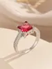 Anillo de Luz de Zirconia Incrustada en Oro Real Chapado en Cobre Transfronterizo Europeo y Americano Lujo Ligero Sensación de Alta Gama Anillo para el Dedo Joyería de Mano Versátil Fabricante Venta al por Mayor en Stock