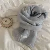 Elegante bufanda de color liso estilo coreano con lana, versátil y elegante, perfecta para estudiantes, proporcionando calor en invierno, una opción popular para mujeres
