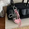 Colgante de cuero con forma de corazón lindo y femenino, disponible en stock transfronterizo, con cuentas de plata, lazo y elementos de corazón combinados en un accesorio para llavero