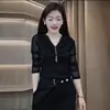 Nuevo top de punto elegante y chic para principios de otoño, diseño moderno que estiliza el cuello, versátil, con estampado de leopardo, corte holgado, blanco y negro