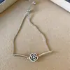 Pulsera de Camelia Negra con Circonita Estilo Chanel para Mujer, Diseño Exquisito de Lujo Ligero de Nicho, Pulsera Ajustable, Nuevo Modelo 2026