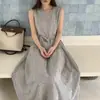 Foto Real de un Vestido Camiseta sin Mangas a Cuadros de Color Bloque Retro de Nicho con Cintura Fruncida y Lazo, Vestido de Longitud Media