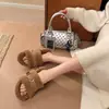 Maneja fácilmente diversas ocasiones, las pantuflas esponjosas te hacen más cómodo en casa.