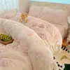 Juego de cuatro piezas de terciopelo de leche engrosado, fresco y cálido, estilo Ins, funda de edredón para maternidad, juego de tres piezas de sábana para dormitorio de estudiante para invierno