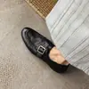 Mocassins de fivela de couro bovino de primeira camada estilo britânico, sapatos de couro macio com bico redondo que não cansam os pés, sapatos femininos de salto baixo com corte profundo