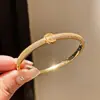 Pulsera de Cierre Redondo Entrecruzado con Incrustaciones de Circonita Chapada en Oro de 18 Quilates Joyería de Mano Versátil de Lujo Ligero de Nicho de Gama Alta