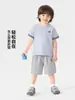 Conjunto de Verão 2026 Roupas Infantis Menino Estilo Europeu Camiseta de Manga Curta e Shorts Esportivo Conjunto de Duas Peças para Bebês