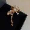 Broche de nuevo estilo para mujer, sentido de alta gama, nicho, broche al por mayor, pin de alta calidad, temperamento, fijación para ropa, traje, joyería de perlas