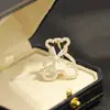 Nova Broche de Urso Vazado com Pedras de Diamante Fofo e Requintado com Design de Flor Rotativa, Alfinete de Animal, Acessório Unissex