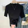 Camiseta preta absolutamente deslumbrante de manga média para mulheres, nova coleção de verão 2026, de alta qualidade, nicho, corte justo e com um design de ombro que valoriza a silhueta.