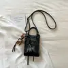 Shuai Mijia 2026 Verano Nuevo Remache Bolsa para Teléfono de Motocicleta Bolso Cruzado Pequeño Dulce Fresco de Moda Bolso de Mano para Mujer