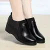 Zapatos de mujer de cuero con tacón de cuña estilo británico, nuevo modelo otoño 2026, cuero suave, cómodos, antideslizantes, resistentes al desgaste, zapatos que aumentan la altura para madres