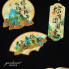 Un Diseño de Tarjeta de Felicitación del Festival del Bote del Dragón Grandioso y de Alta Gama con una Imagen de un Paisaje de Mil Millas, Presentando Tamales del Festival del Bote del Dragón como Recuerdo y Tarjeta de Bendición Decorativa