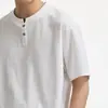 Roupas Masculinas Xintang Verão Novo Estilo Estilo Old Money Camiseta de Manga Curta para Homens com Design Falso de Peça Dupla e Meio Cardigan Solto.