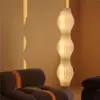Lámpara de pie Tiki Lámpara de sala de estar Nórdica Dormitorio Mesa lateral de sofá Lámpara de ambiente Estilo crema Celebridad de Internet Ins Lámpara de mesa de pie
