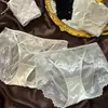 Panty de encaje estilo francés de cintura media-baja para mujer, empalme de satén de lujo ligero con malla hueca, sexy, agradable para la piel, cómodo y transpirable, diseño de triángulo