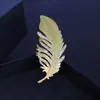 Broche de cristal de lujo ligero de alta gama para mujer, pasador de corsage simple y moderno, accesorios para ropa, broche de perlas, fabricantes mayoristas