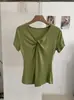 Camiseta Kekezoon Manga Curta Decote V Torcido para Mulheres 2026 Novo Verão Design Exquisito Cor Sólida Top 7958